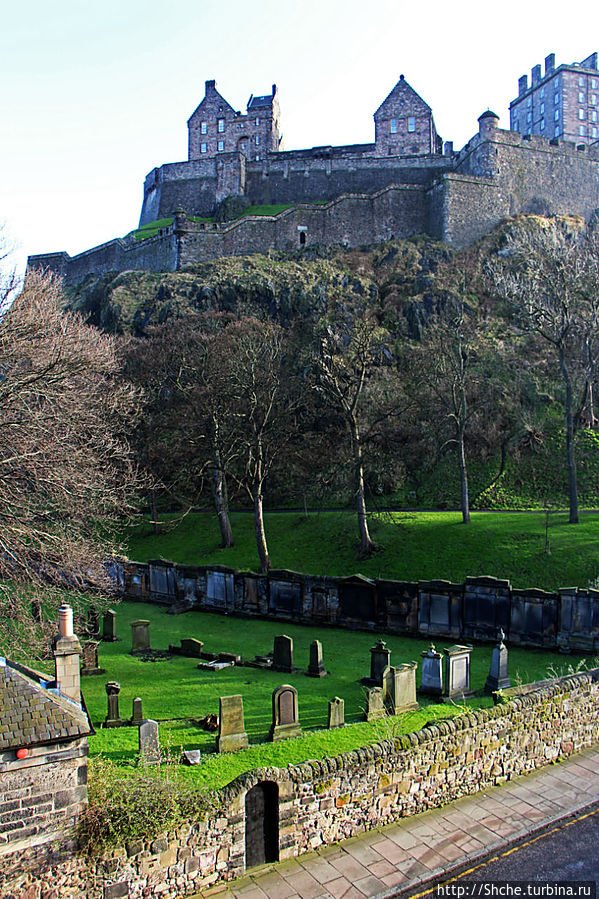 Территория церкви на фоне Крепости Эдинбург, Великобритания