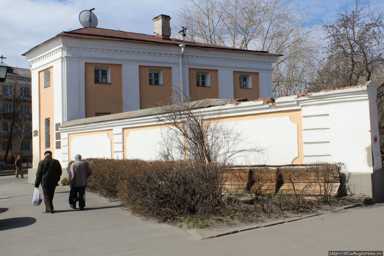 Полукружия административных зданий сходятся друг к другу флигелями. Петрозаводск, Россия