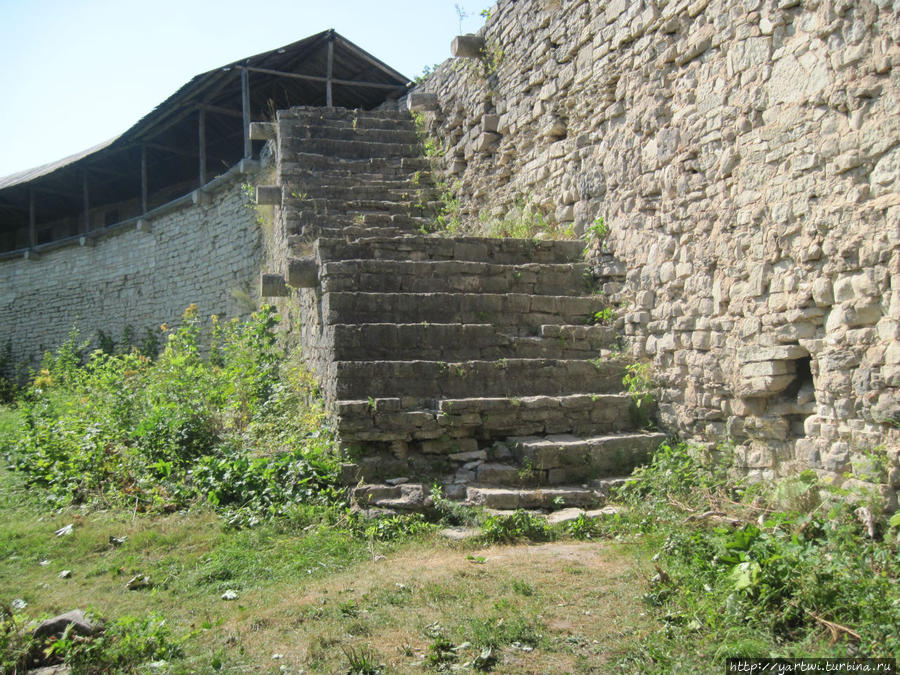 Здесь есть возможность подняться на восстановленный участок крепостной стены по лестнице.
