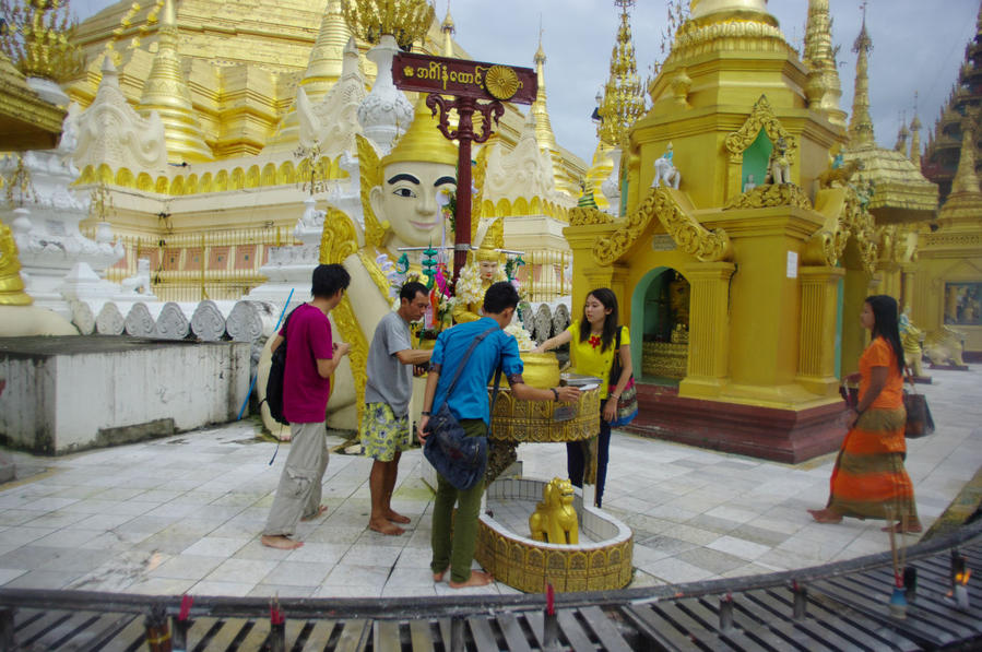 Сильно поразило то, что в храмах очень много молодежи.. Янгон, Мьянма