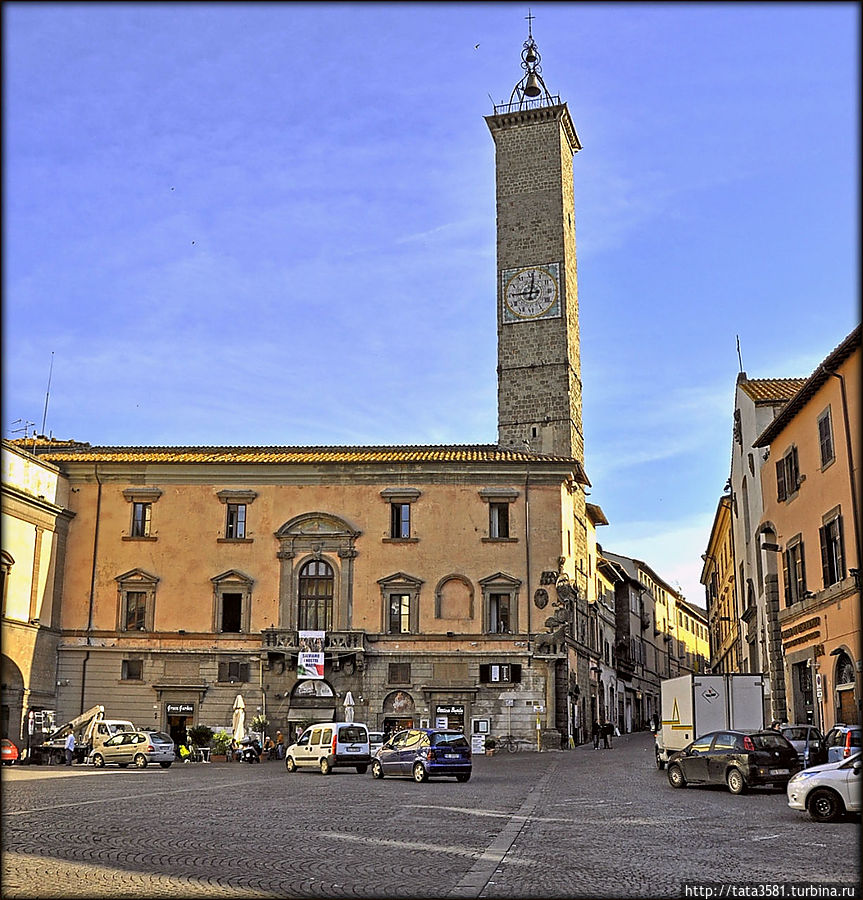 Главное украшение площади палаццо Коммунале. На углу дворца возвышается часовая башня. Витербо, Италия