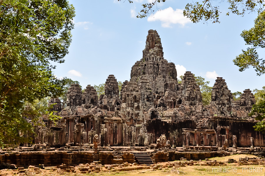 После посещения основного храма наш тук-тукер устроил нам каскадный экскурс по еще трем-четырем не менее интересным местам.
Одним из таких мест был храм Байон, особенностью которого является огромные каменные изображения лиц на многочисленных башнях. Ангкор (столица государства кхмеров), Камбоджа