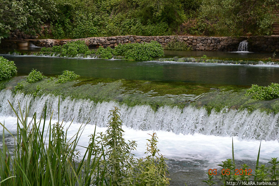 Не подумайте, что это водопад Баниас — это ручей в районе Храма Пана. И вымыв ноги после путешествия, я все-таки простудилась. Марк Твен прав — вода холодная. Баниас, Израиль