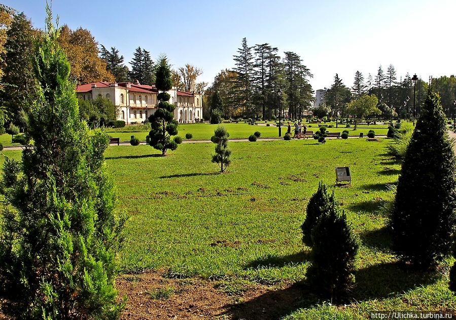 Дворец Дадиани — резиденция мегрельских правителей Зугдиди, Грузия