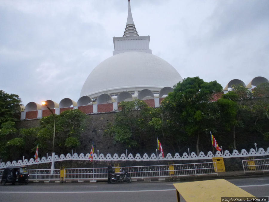 А это храм а Калутаре Калутара, Шри-Ланка
