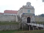 Замок выдержал осаду казаков Б.Хмельницкого, нр не устоял перед гайдамаками