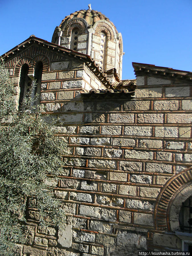 Отличаясь своей четырёхзальной крестово-купольной формой, покрытой в центре куполом-полусферой, церковь Асомати в Тисио является типичным строением в стиле афинской византийской архитектуры того периода. Афины, Греция
