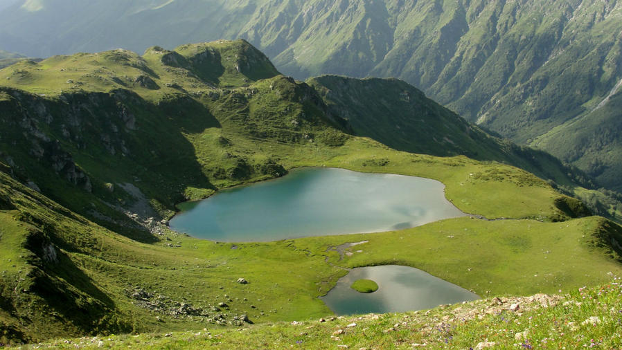 «Султан Идзиа» — озеро Султана, в честь местного жителя, потерявшего на войне ногу. Он поспорил с друзьями и переплыл это озеро. Все семь озер находятся на высоте 2 000 — 2 400 м. над уровнем моря и выше. Авадхара, Абхазия