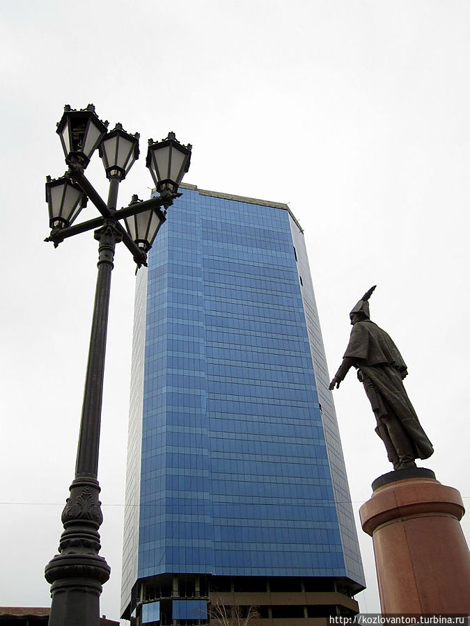 Самый приметный небоскреб Красноярска — еще недостроенное 29-этажное здание КАТЭКНИИуголь. Красноярск, Россия