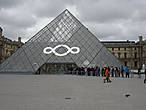 Пирамида перед Лувром — вход в музей.