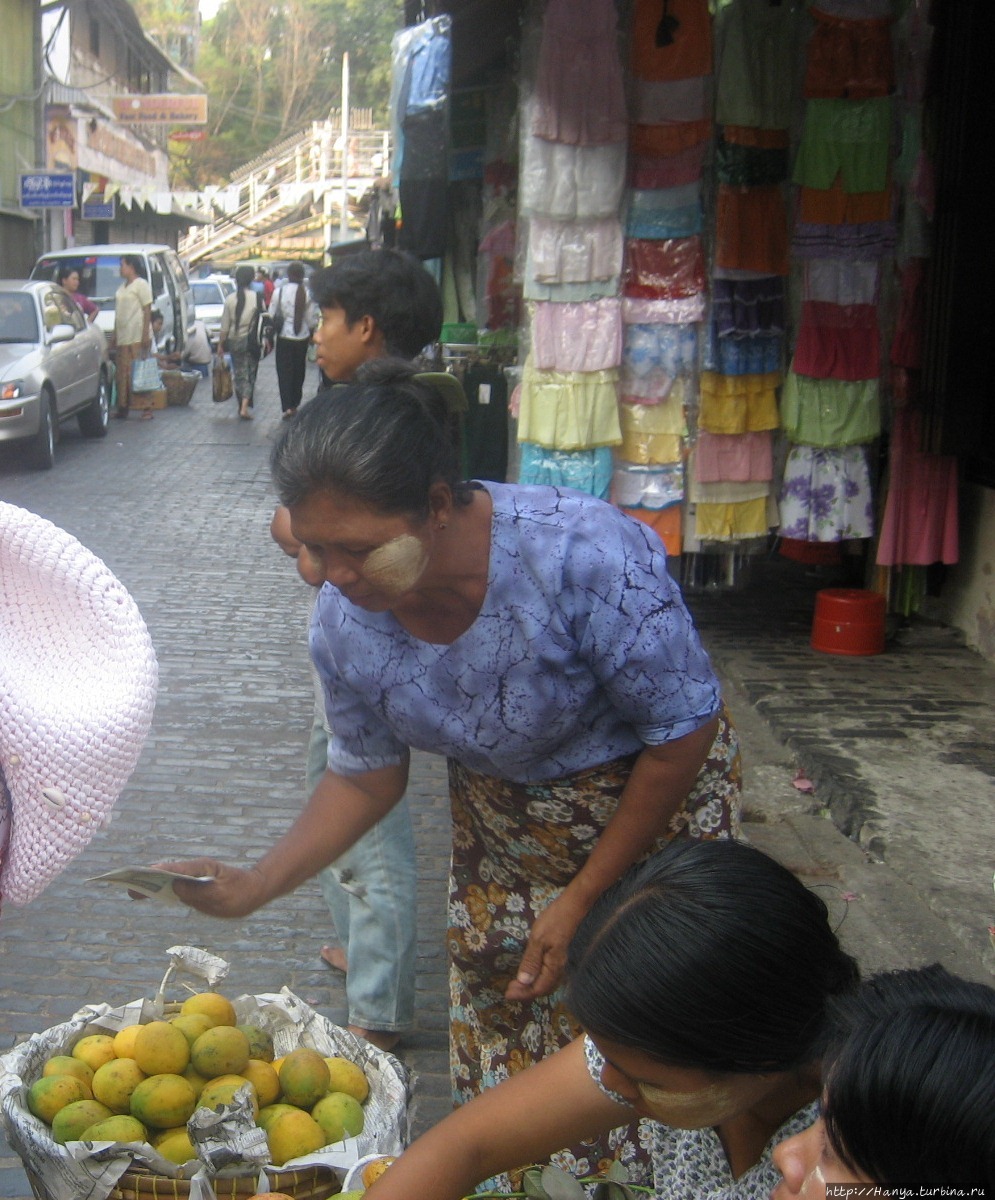 Уличная торговля в Янгуне Янгон, Мьянма