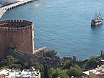 Красная башня,к которой вплотную примыкают стены крепости.Башня служила местом надзора за портом.