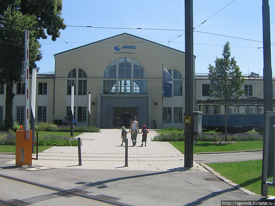 В качестве музейного использовано здание бывших автобусных ремонтных мастерских, прилегавших непосредственно к трамвайному парку, который действует и сейчас Мюнхен, Германия