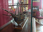 Макет судна, на котором с острова св. Елены был доставлен во Францию прах Наполеона Бонапарта.