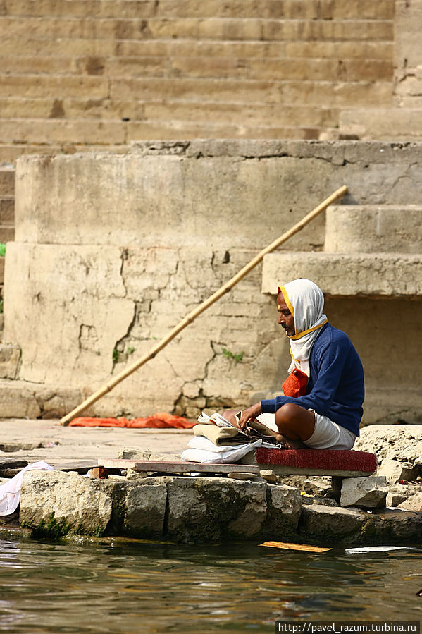 Они молятся священной реке Они молятся священной реке