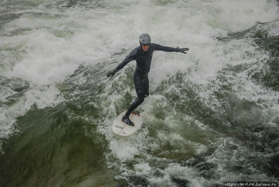 Сёрфер в центре города Мюнхен, Германия Сёрфер в центре города Мюнхен, Германия