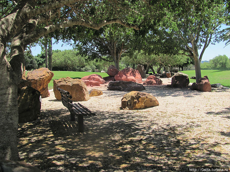 Сад камней в парке Яркон Тель-Авив, Израиль Сад камней в парке Яркон Тель-Авив, Израиль