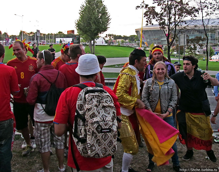 а возле стадиона уже целый карнавал с испанским торреро Донецк, Украина
