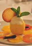 Сезонный десерт из сорбе и нежнейшего сливочного крема — прямо в лимоне из Ментона. оттеняет его аромат теплые нотки корицы (отель Trois couronnes).