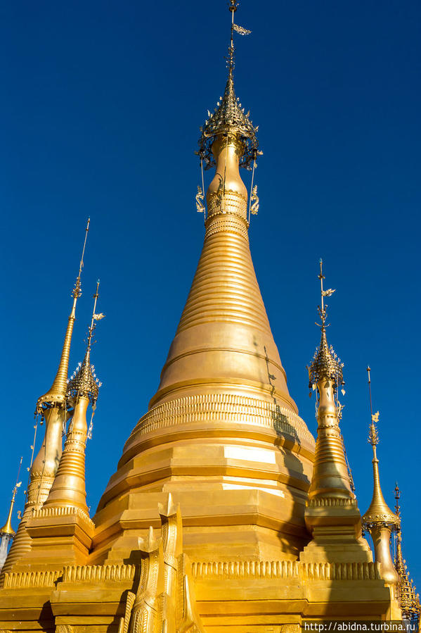 Храмовый комплекс на озере Инле Озеро Инле, Мьянма