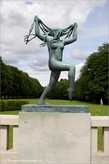 10. Озорная девица, самая весёлая скульптура парка.