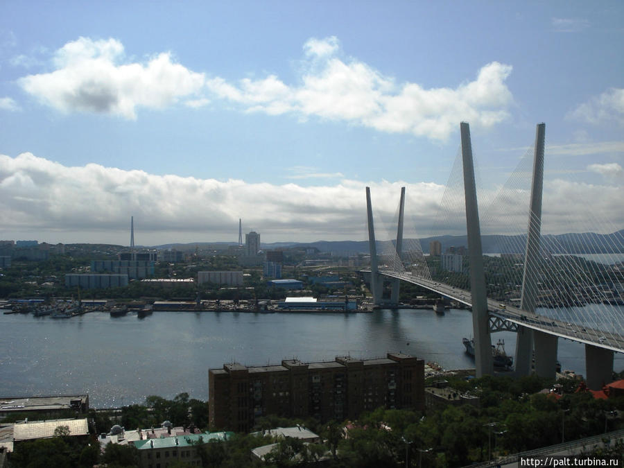 Мост через Золотой Рог, вдали видны опоры моста на остров Русский Владивосток, Россия