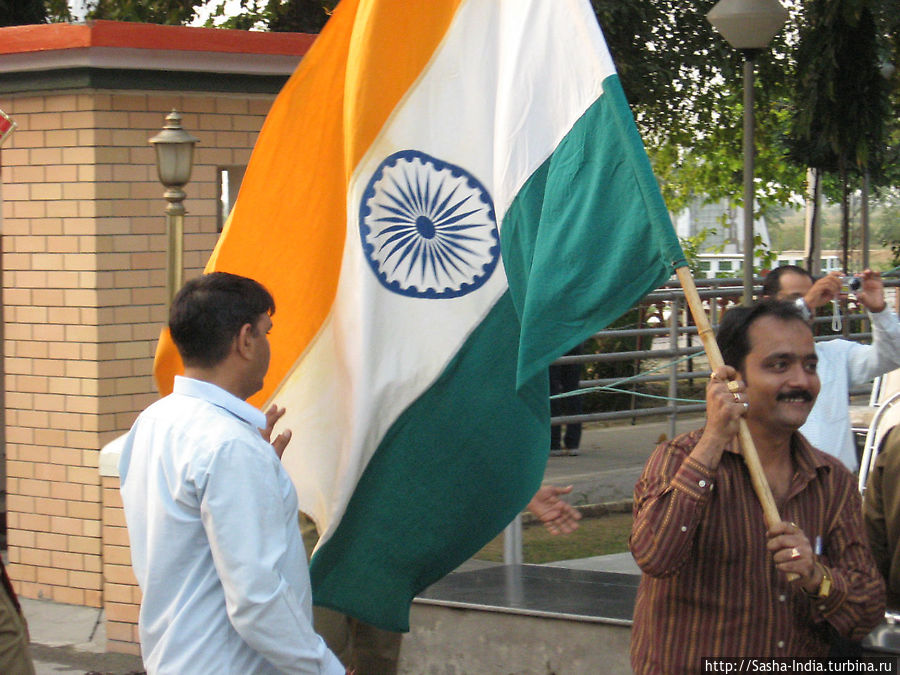 …Во время церемонии энтузизисты носятся с флагами как угорелые Атари, Индия