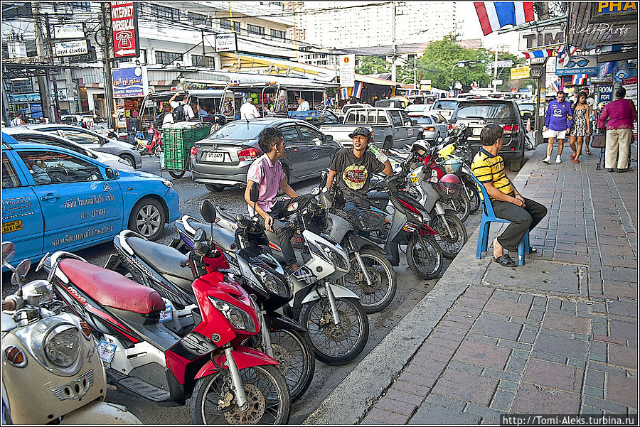 Что мне сразу понравилось, в Паттайе — там все-таки есть тротуары. И это — важный признак цивилизации. Думаю, прекрасная инфраструктура — одна из причин, что иностранцы отсюда не вылезают...
* Паттайя, Таиланд