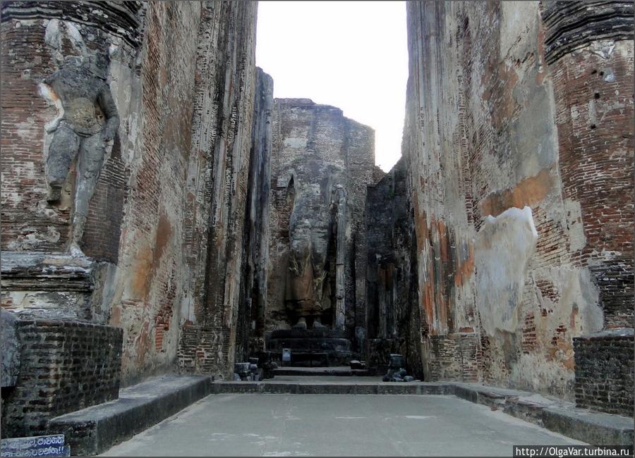 Внутри храма на стенах можно разглядеть внушительного размера фигуры Полоннарува, Шри-Ланка
