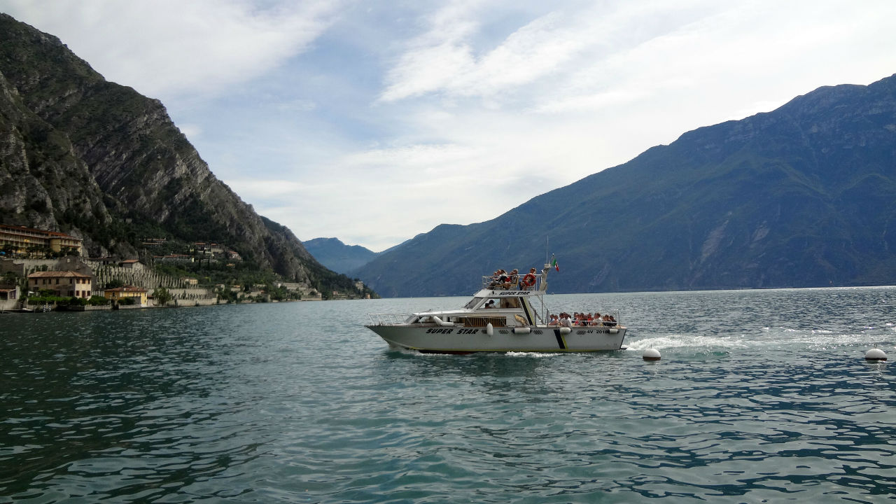 На озере одним из главных развлечений для туристов является прогулки на пароме по соседним деревням на противоположном берегу. Лимоне-сул-Гарда, Италия