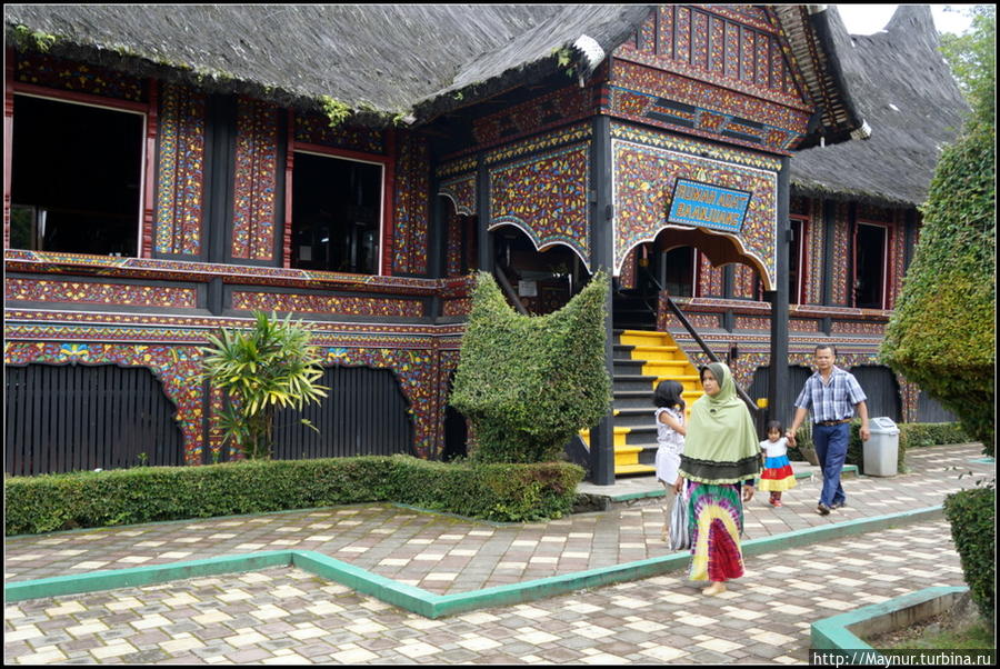 Музей   и    зоопарк  —  два  в  одном... Букиттинги, Индонезия