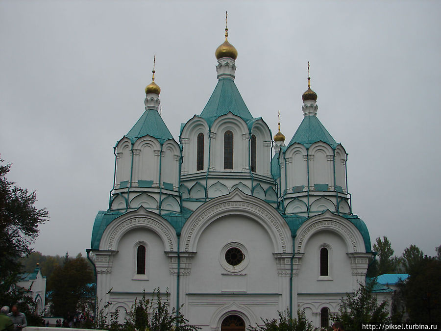 Успенский собор (Успения Пресвятой Богородицы)  —  южный фасад Святогорск, Украина