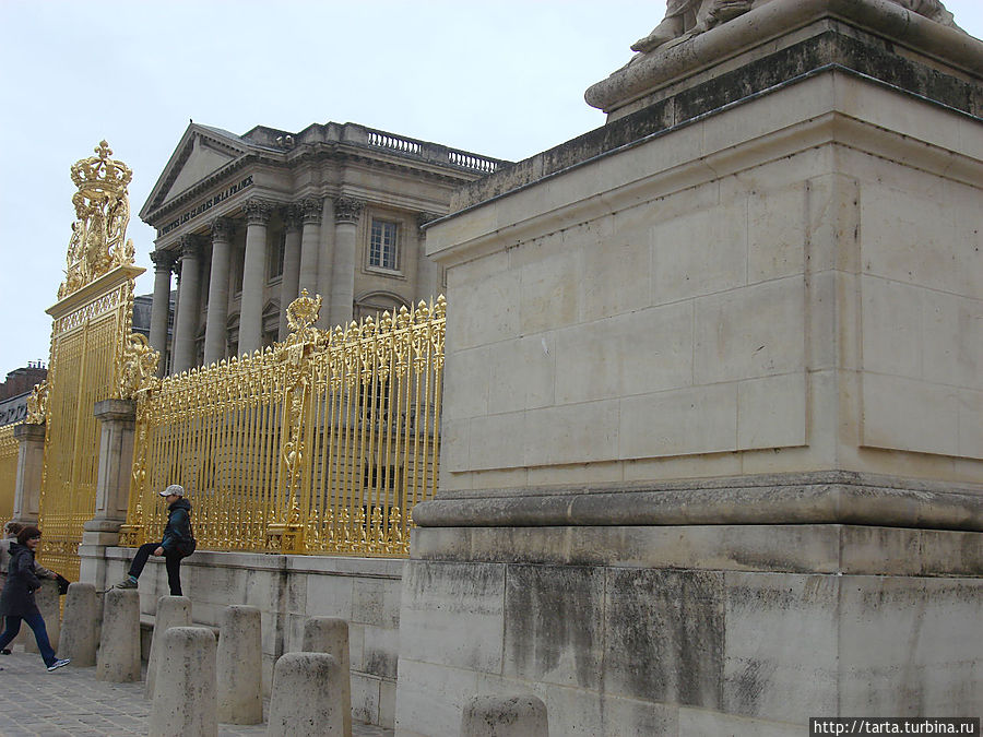 За ажурной оградой дворец и садово-парковый комплекс Версаля Версаль, Франция