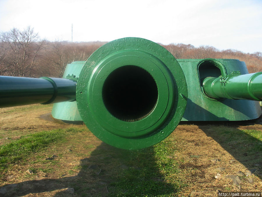 Вооружена батарея двумя трехорудийными бронебашенными установками с линейного корабля «Михаил Фрунзе» (бывший линкор «Полтава»). Вооружена батарея двумя трехорудийными бронебашенными установками с линейного корабля «Михаил Фрунзе» (бывший линкор «Полтава»).