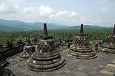 С вершины храма Боробудур открывается роскошный вид на окрестности .