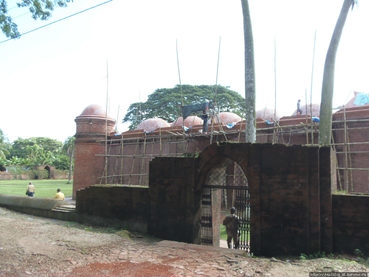 Багерхат. Мечеть Гунбад — мечеть Шестидесяти Куполов. Багерхат, Бангладеш