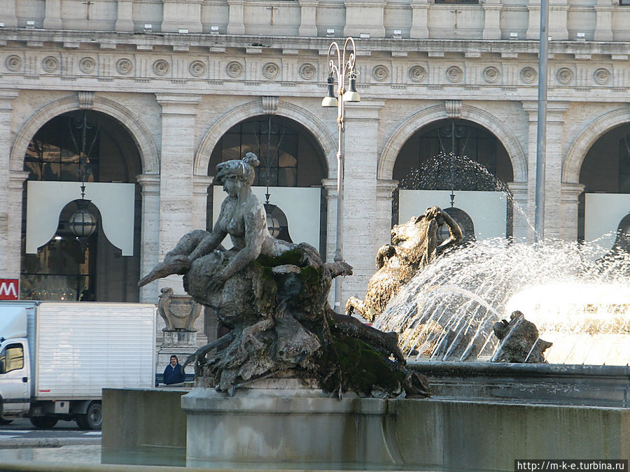 Фонтан Наяд с нимфами Фонтан Наяд с нимфами