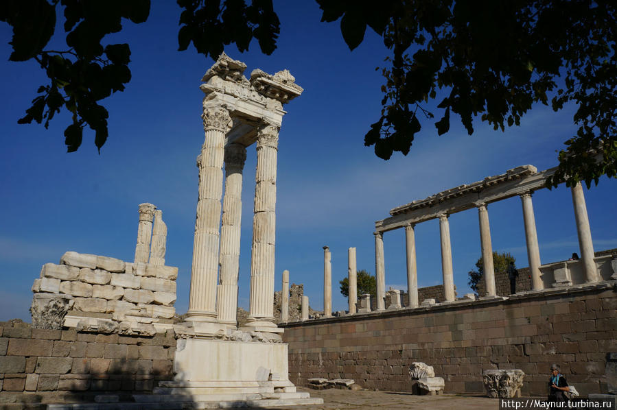 Руины   храма   Траяна.    Верхняя    терраса. Измир, Турция