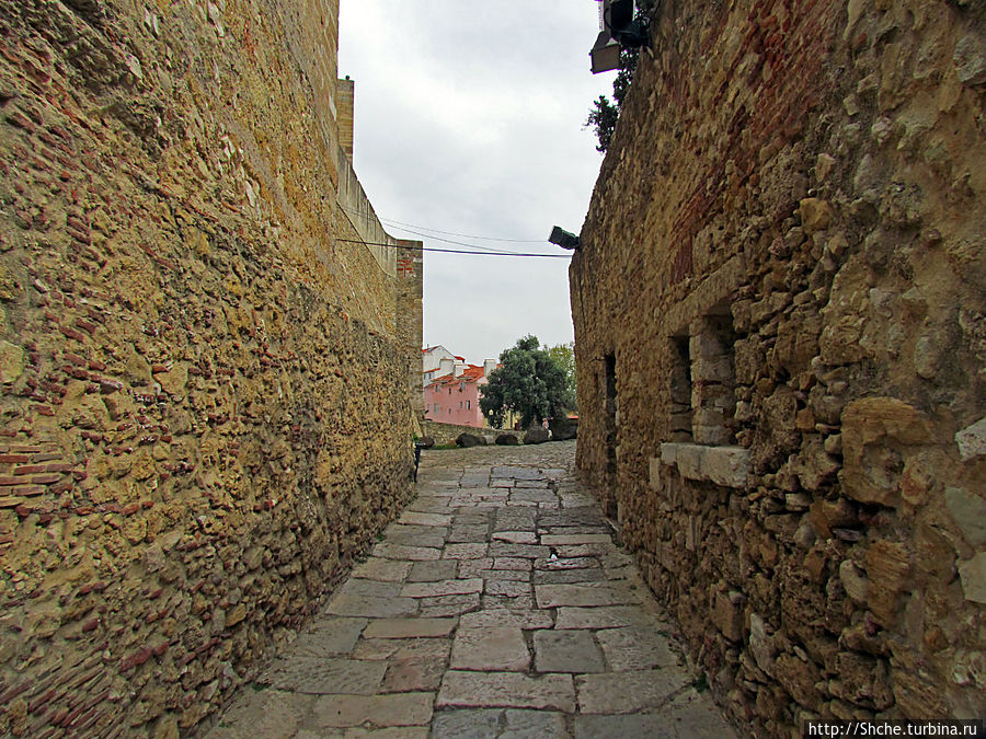 через узкий проход сперва попадаем в парк, высаженный уже после того, как крепость перестала выполнять военные фукции через узкий проход сперва попадаем в парк, высаженный уже после того, как крепость перестала выполнять военные фукции