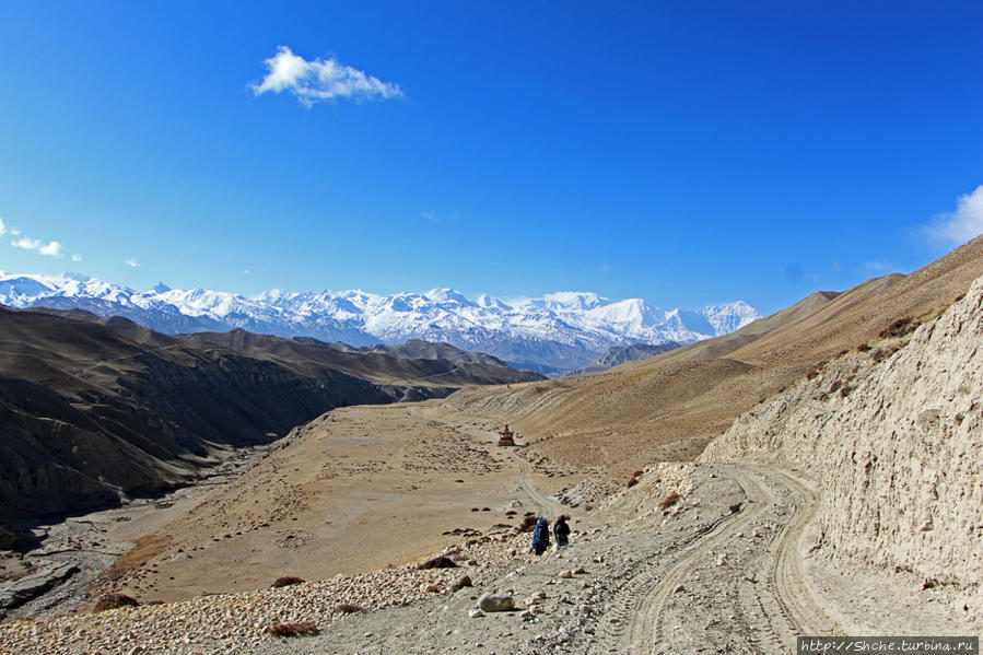 Здесь мы не шли, это дорога на Царанг — второй по величине город Верхнего Мустанга. Визу виднеется Ступа. Ло-Мантанг, Непал