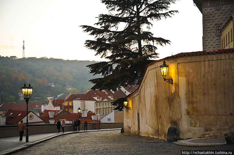 Спуск от Пражского града к ул. Нерудова. Спуск от Пражского града к ул. Нерудова.