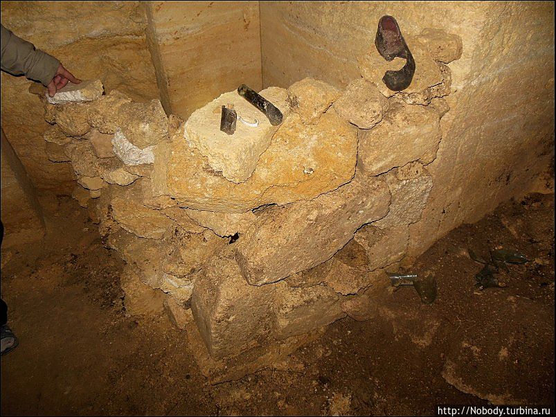 В таких загончиках люди, прятавшиеся в катакомбах от немцев, держали птицу. Нерубайское, Украина