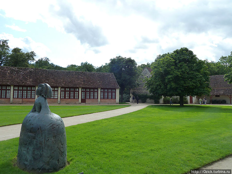 Скульптура дамы, гуляющей в саду Скульптура дамы, гуляющей в саду