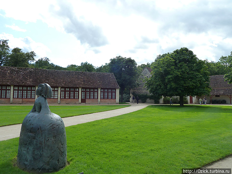 Скульптура дамы, гуляющей Скульптура дамы, гуляющей