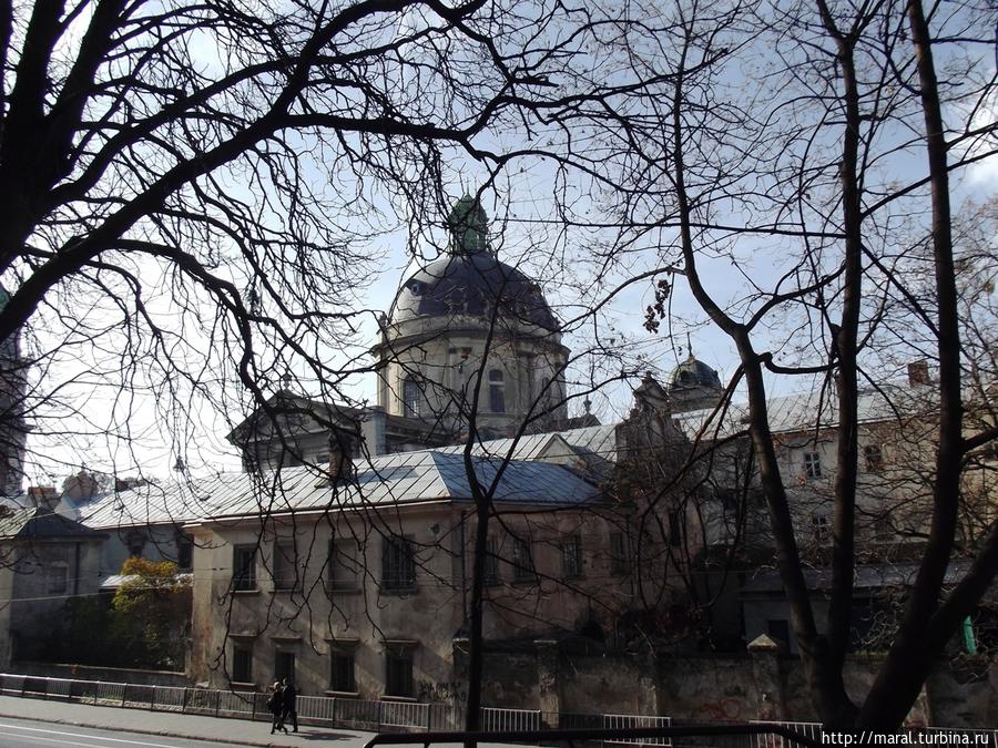 Грандиозный купол Доминиканского собора в ансамбле с находящейся поблизости изысканной башней Корнякта создают один из самых запоминающихся уголков в панораме Львова Львов, Украина