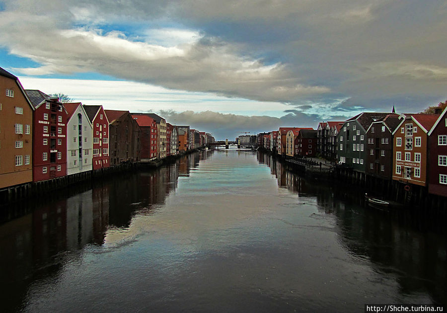 вид на Нидельву с моста Gamle Bubro в сторону моря Тронхейм, Норвегия