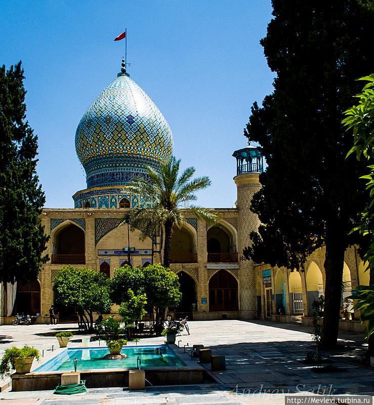 Зеркальная мечеть Imamzadeh-ye Ali Ebn-e Hamze Шираз, Иран