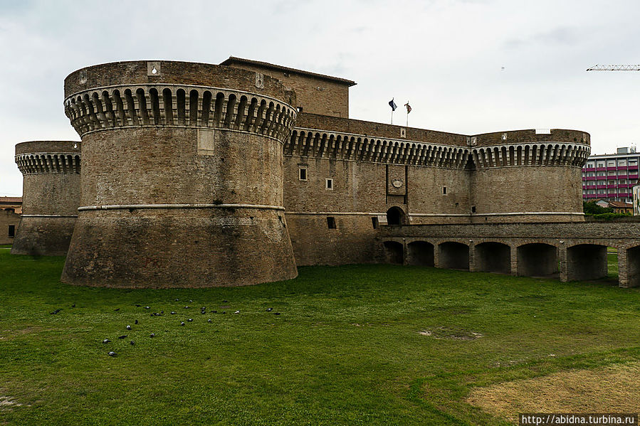 В 15 веке, во время правления семейства Малатеста, город был значительно укреплен. Тогда же в нем была построена эта крепость Рокка Ровереска. Сенигаллия, Италия