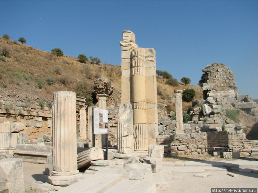 Эфес.От площади с храмом Домициана вокруг Агоры Эфес античный город, Турция Эфес.От площади с храмом Домициана вокруг Агоры Эфес античный город, Турция