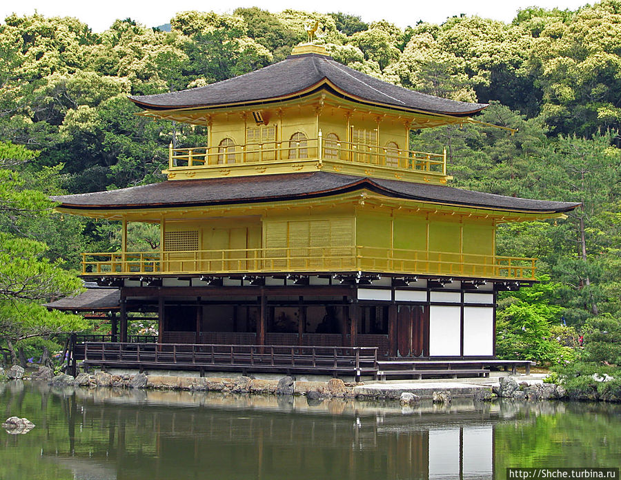 два верхних этажа покрыты листами чистого золота Киото, Япония